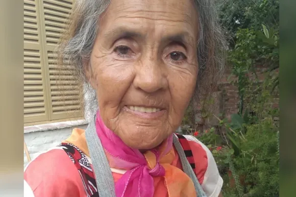 Tenía la tarjeta vencida y una zapatería cordobesa le regaló la compra: “Es un aliento para la vida"
