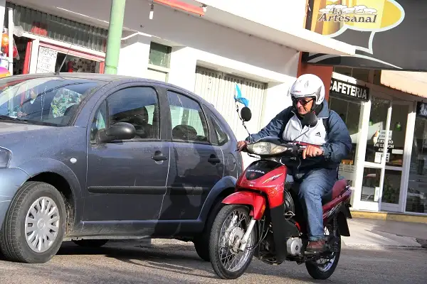 Con frío o con calor, su moto avanza al compás de la música 