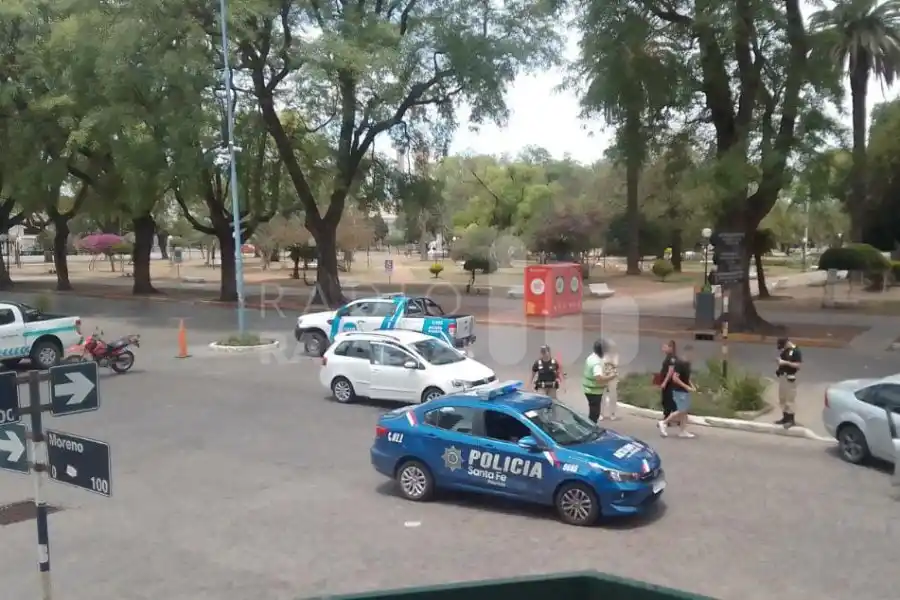 Chocaron en auto frente a la Municipalidad y una mujer embarazada tuvo que ser hospitalizada