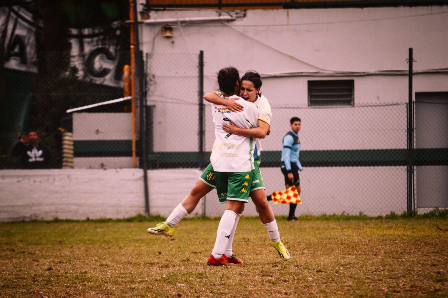 Las "Tiburonas" ganaron fuera de casa y estiraron su invicto