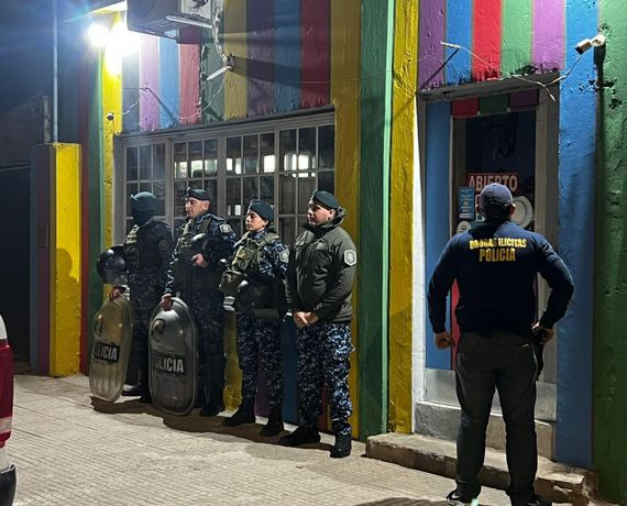 La policía detuvo a dos personas por la venta de drogas