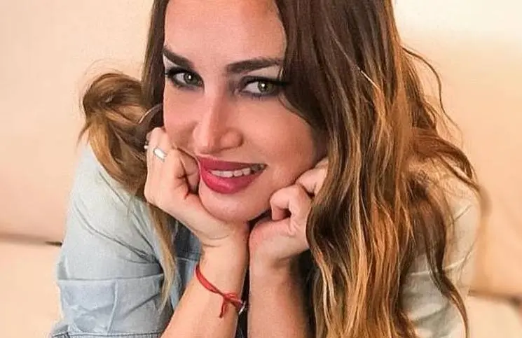 Belén Francese posó desde la pileta con una malla ínfima