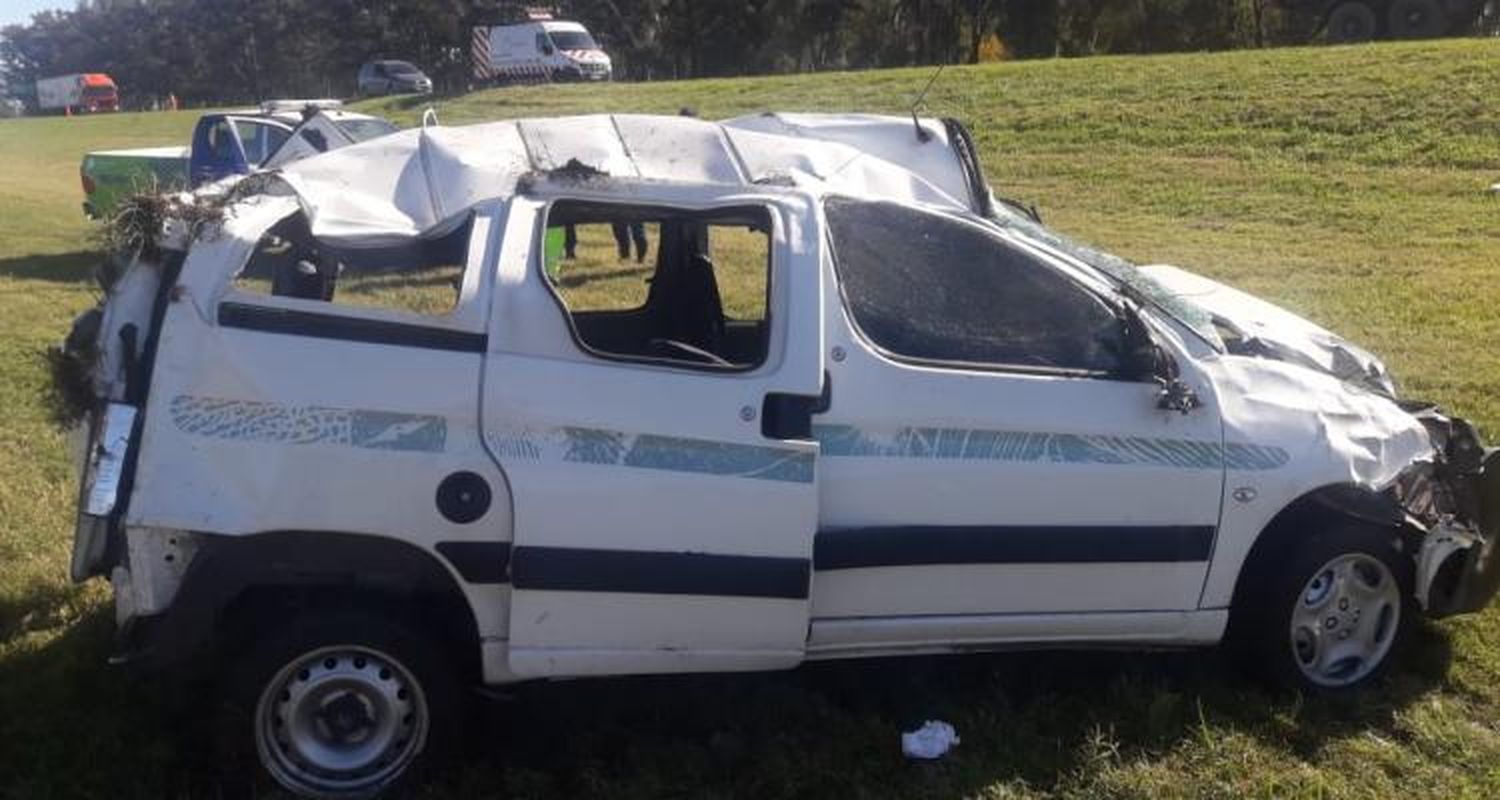 Una mujer lesionada al volcar su auto en la ruta 9
