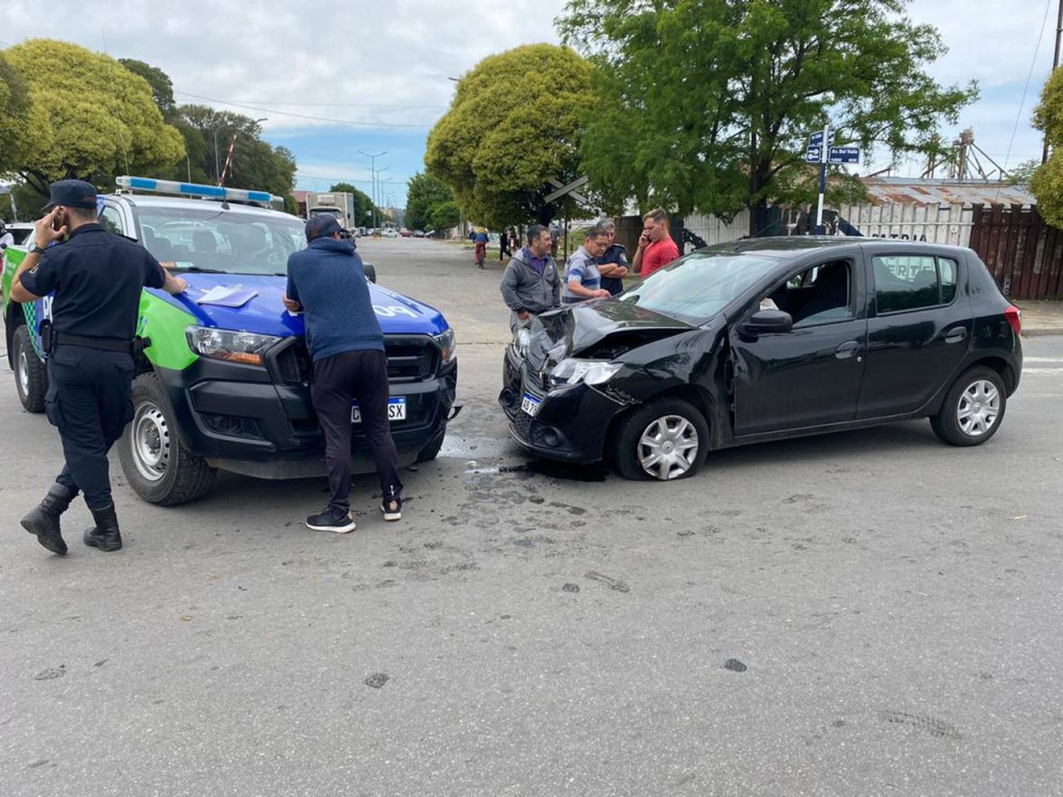 Fuerte choque entre un patrullero policial y un auto