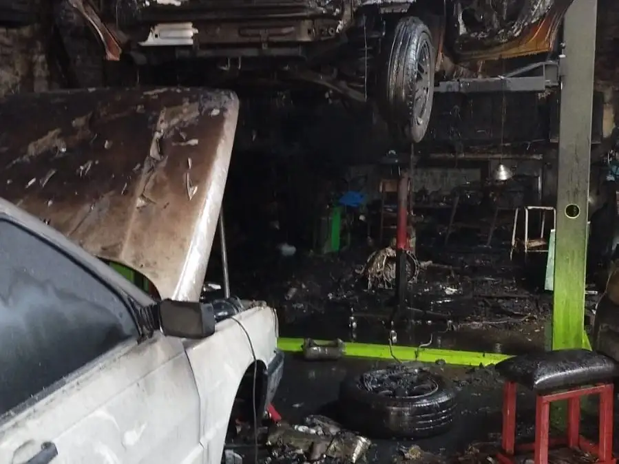 Voraz incendio en taller mecánico genera pérdidas casi totales