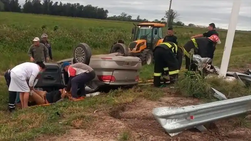 Una ex ministra entrerriana sufrió un tremendo accidente: despistó, chocó un poste de luz y volcó