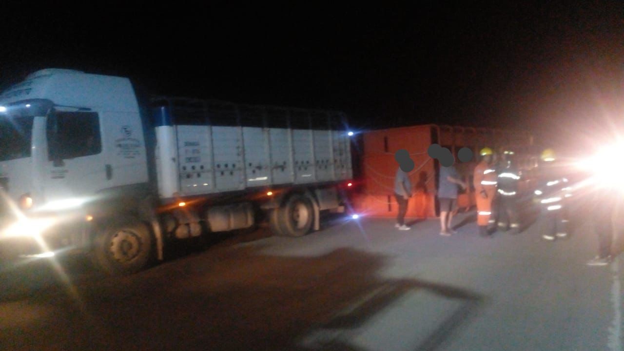 Un camión volcó en el desvío de la ruta 1, cerca de Porteña