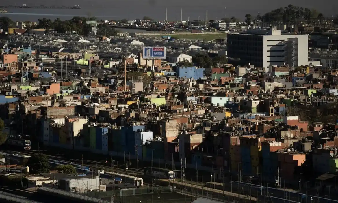 31,6%: la pobreza bajó 6,5% en el primer semestre del año, según el Indec