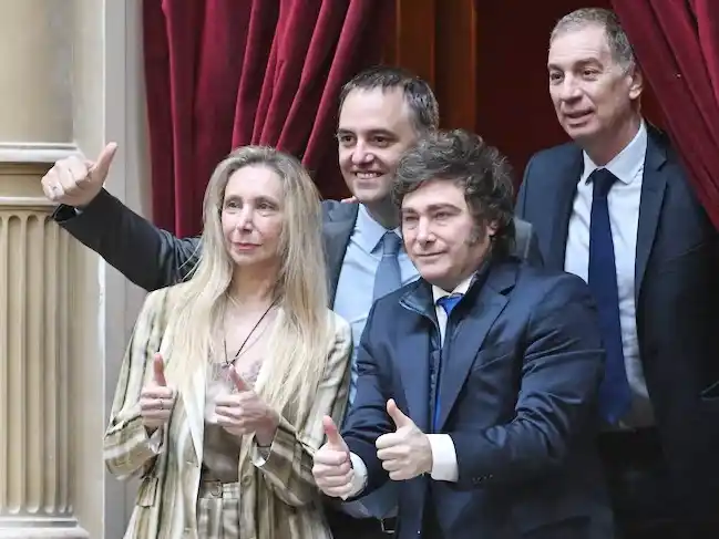 Milei irrumpe en el Congreso mientras asumen los nuevos diputados