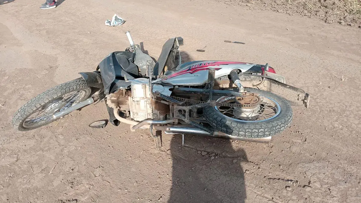 Tragedia: murió un motociclista tras un accidente en un camino rural cerca de Gálvez