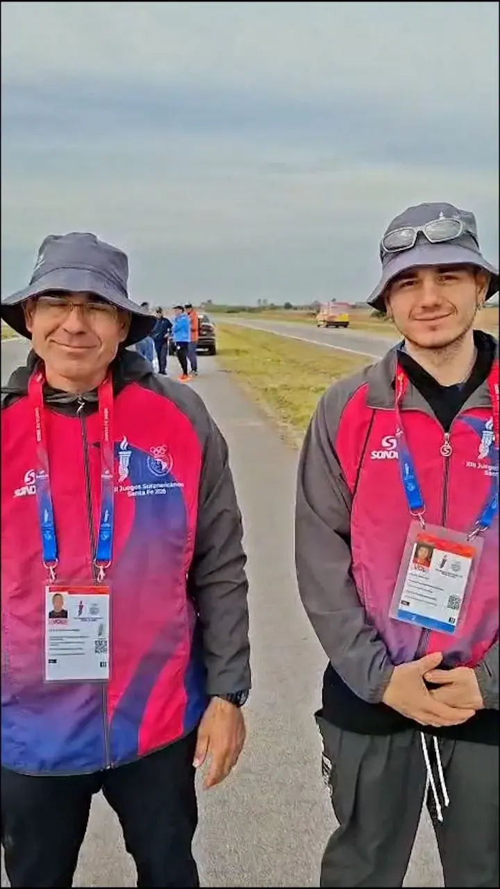 Dante y Felipe, voluntarios en Rafaela para los Juegos Sudamericanos.