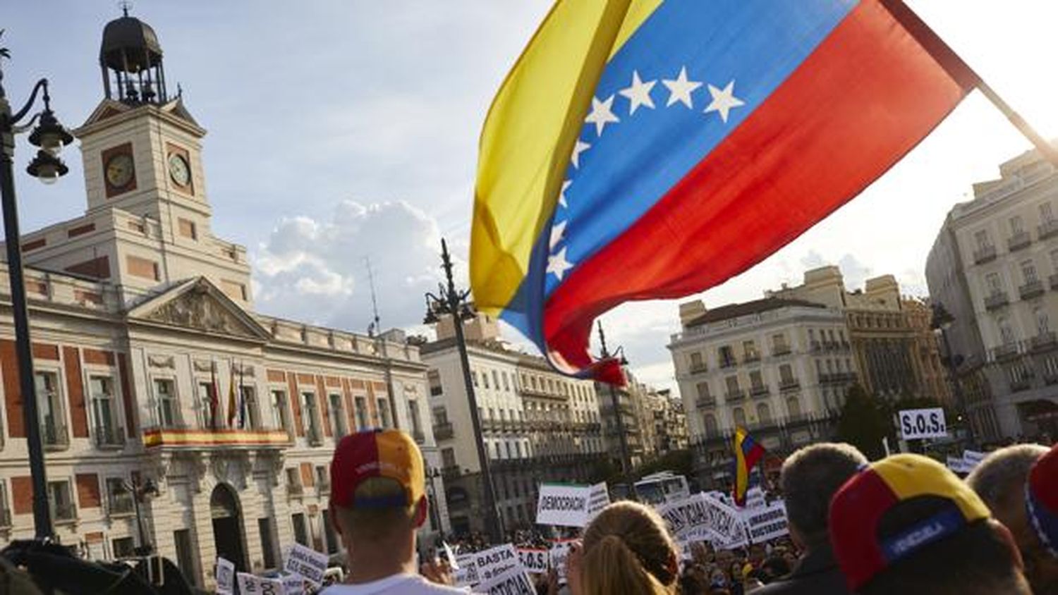 En 53% aumenta el número de residentes venezolanos en España