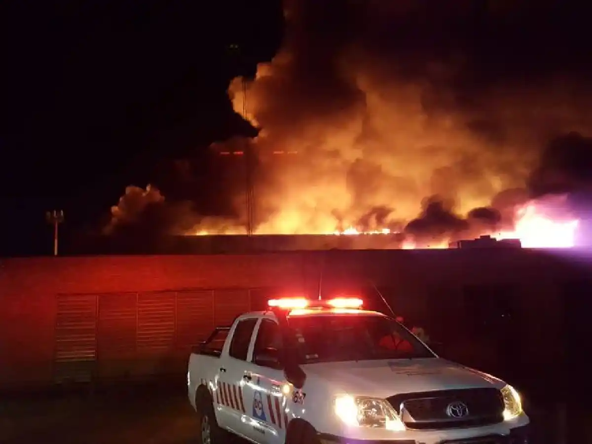 Se incendió una fábrica de colchones en Córdoba