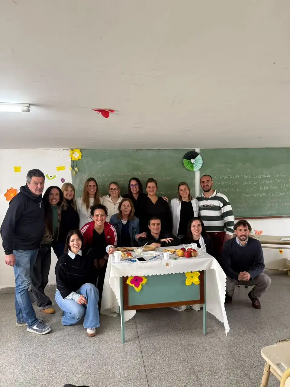 El equipo del Hospital Lanteri durante la jornada de prevención y evaluación de riesgo cardiovascular realizada en la Escuela Secundaria N° 5 de María Ignacia Vela.