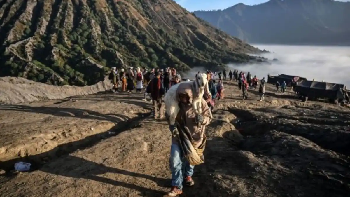 ¡QUÉ PELIGRO! Fieles arrojan ofrendas a volcán activo en Indonesia