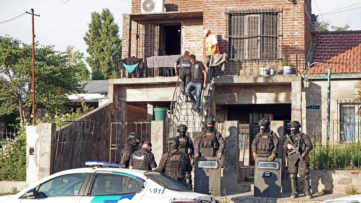 El 29 de enero pasado. Policías de Comisaría Primera y del GAD, en pleno allanamiento en la finca de la imputada