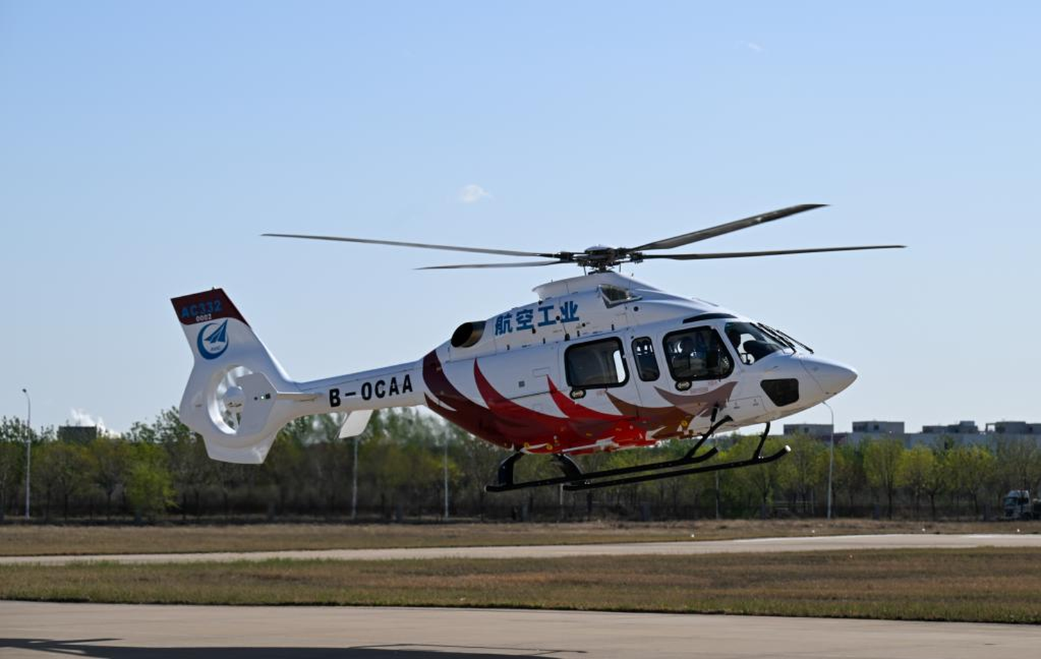 El helicóptero chino AC332 realizó su primer vuelo y recibió 24 órdenes