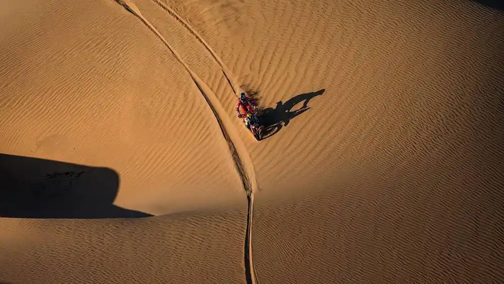 Sanders es líder en motos.