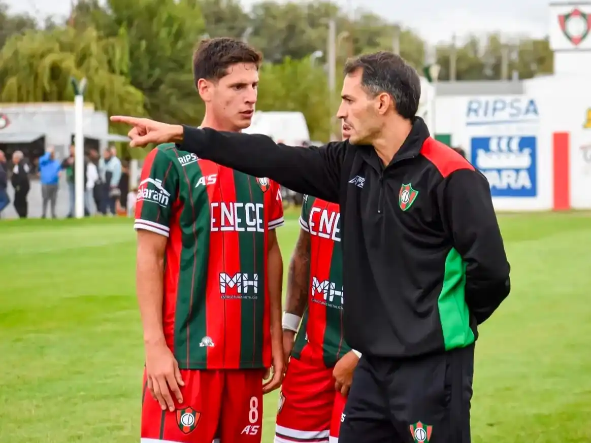 Lucas Baldino dando indicaciones. (Foto: Edu Machado)