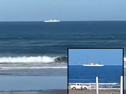 La Fragata Libertad se vio desde la costa