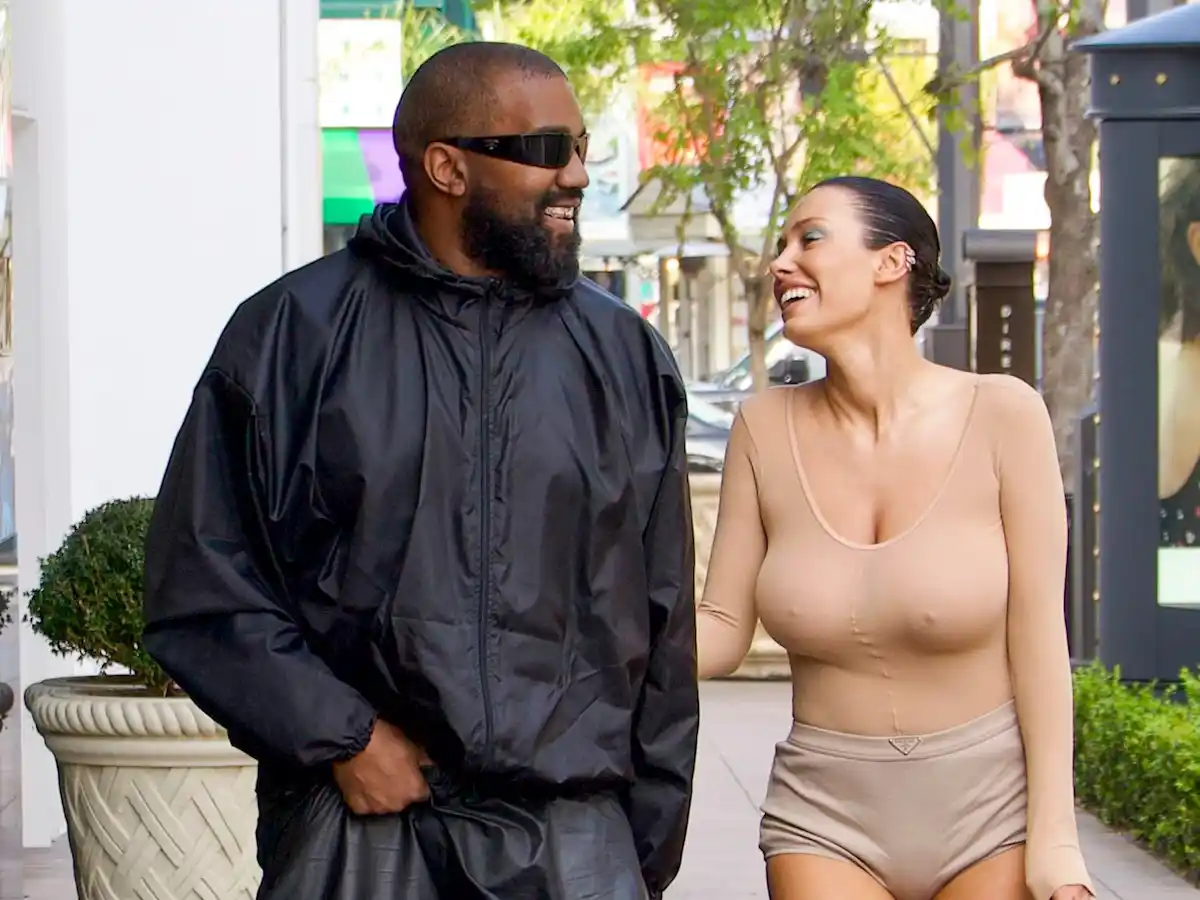 Kanye West y Bianca Censori paseando.