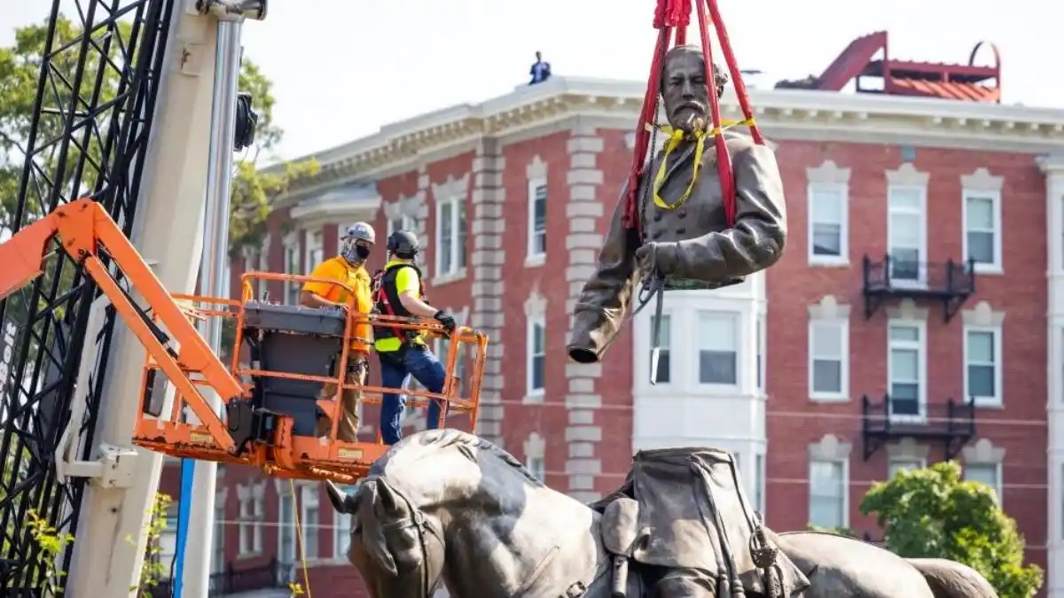 Retiran uno de los monumentos confederados más grandes de Estados Unidos