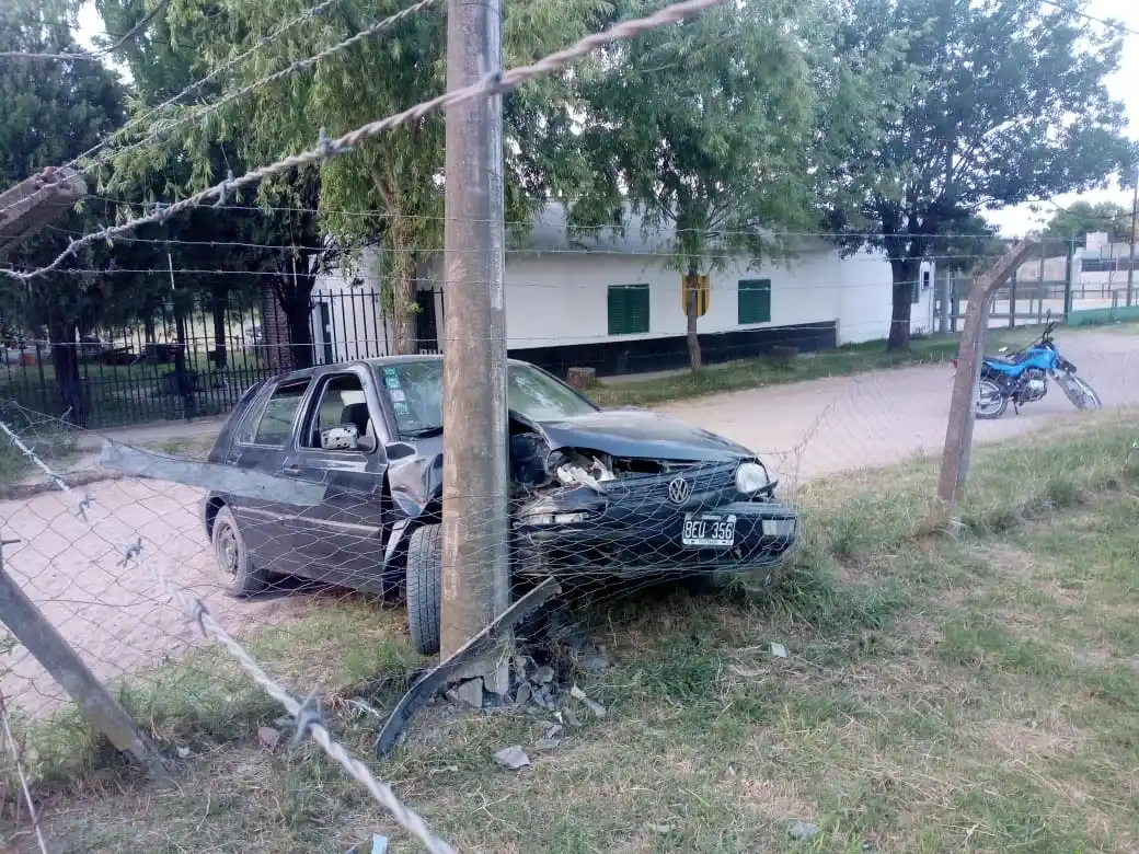 Perdió el control del auto y terminó incrustado contra un poste de luz