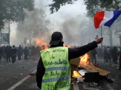 El gobierno francés decretó toques de queda tras la ola de disturbios.