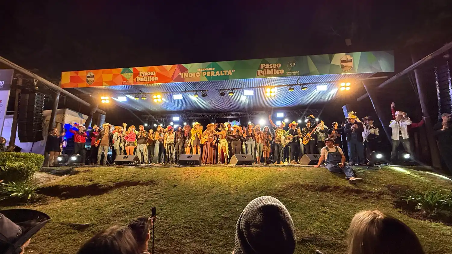 El show final contó con la participación de todos los artistas. Foto: La Opinión.