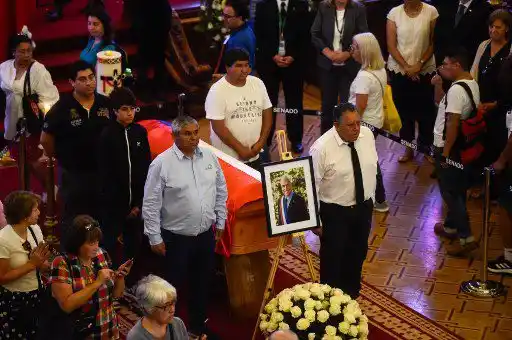 EL SENTIDO FUNERAL DE PIÑERA: «Estamos vivos por él», agradece grupo de los 33 mineros rescatados