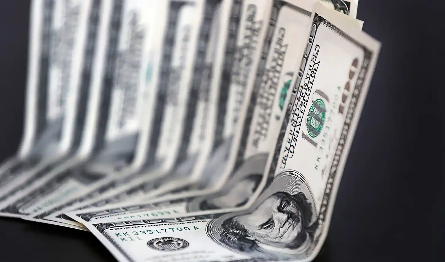 El dólar blue, sin freno, se disparó y llegó al máximo histórico de 301 pesos