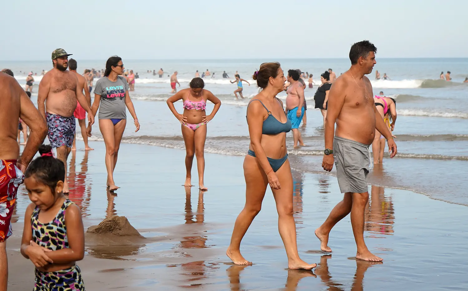 Un día. Con la playa colmada de gente