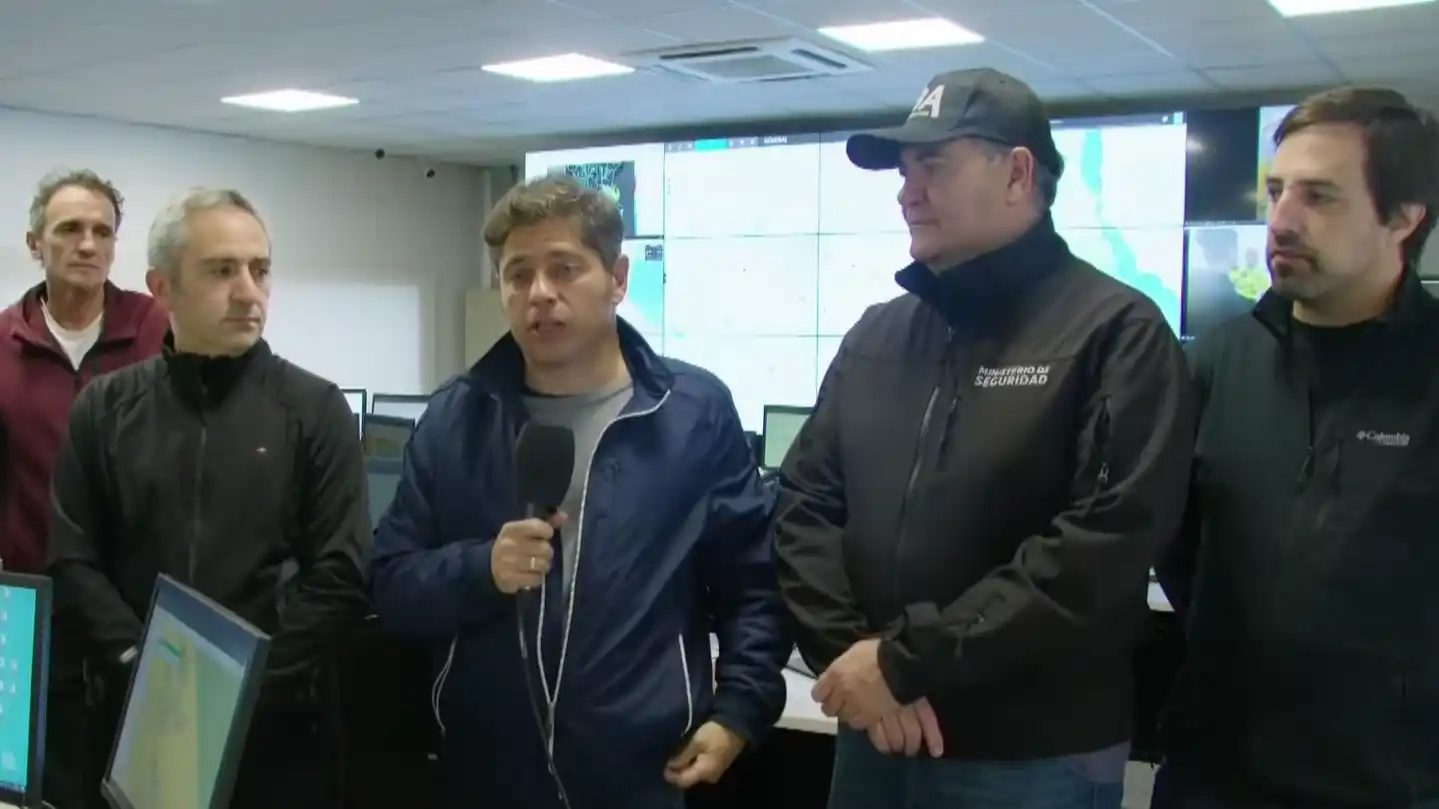 “Les pedimos muchísima precaución, intentar no circular, sobre todo en las zonas más afectadas, no salir a la ruta”, recomendó el gobernador.