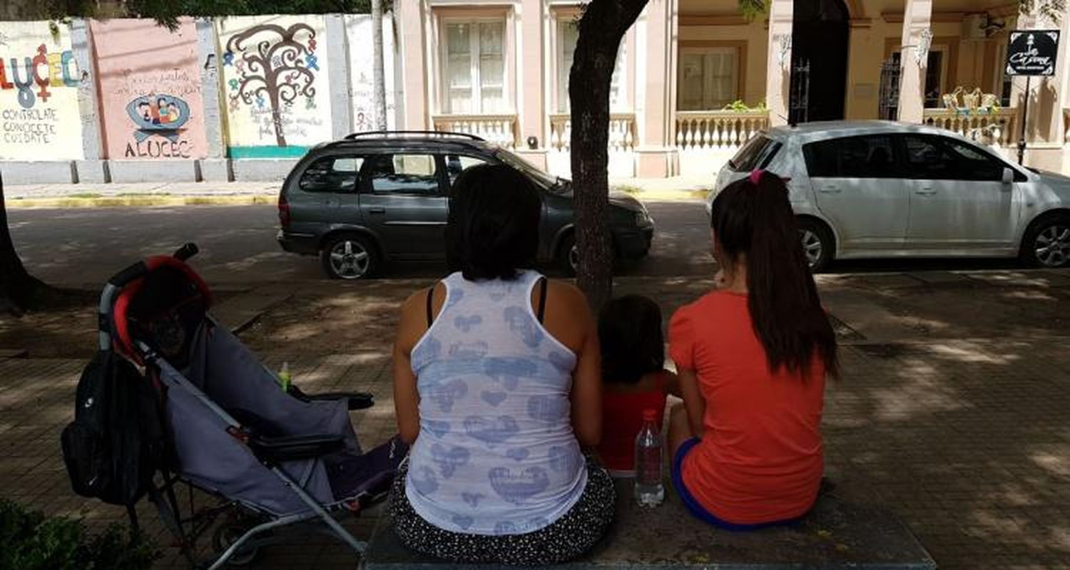 Quedó en la calle con sus tres hijos y pide “un lugar donde estar”