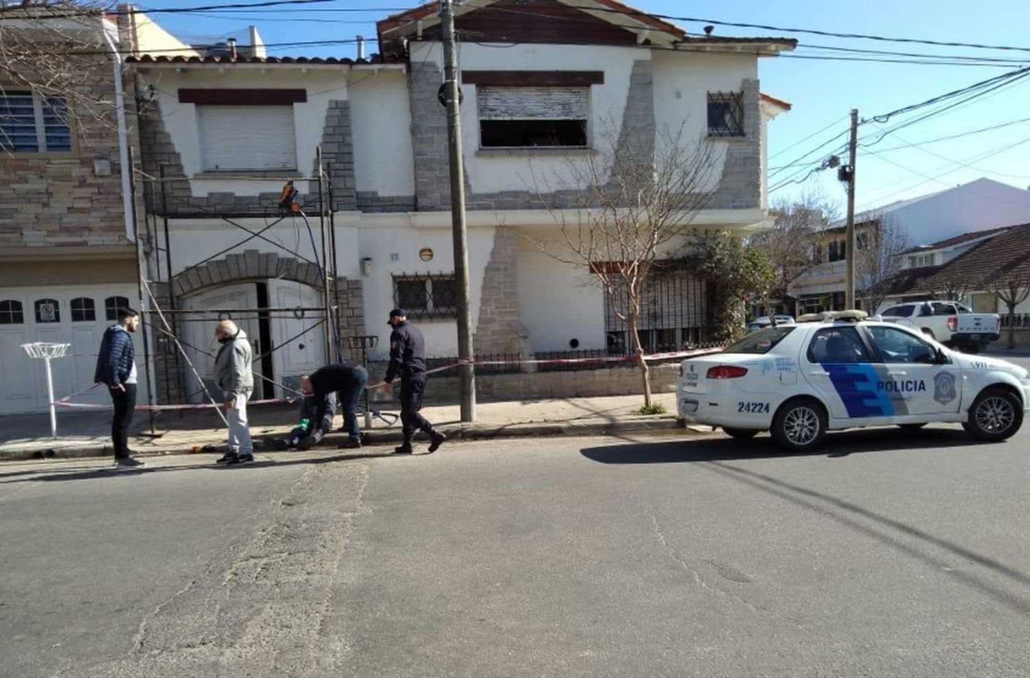 Se cayó de un andamio mientras limpiaba los vidrios