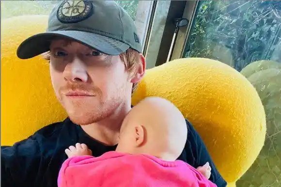 Rupert Grint se estrena en IG y presenta a su hijita (+ foto)