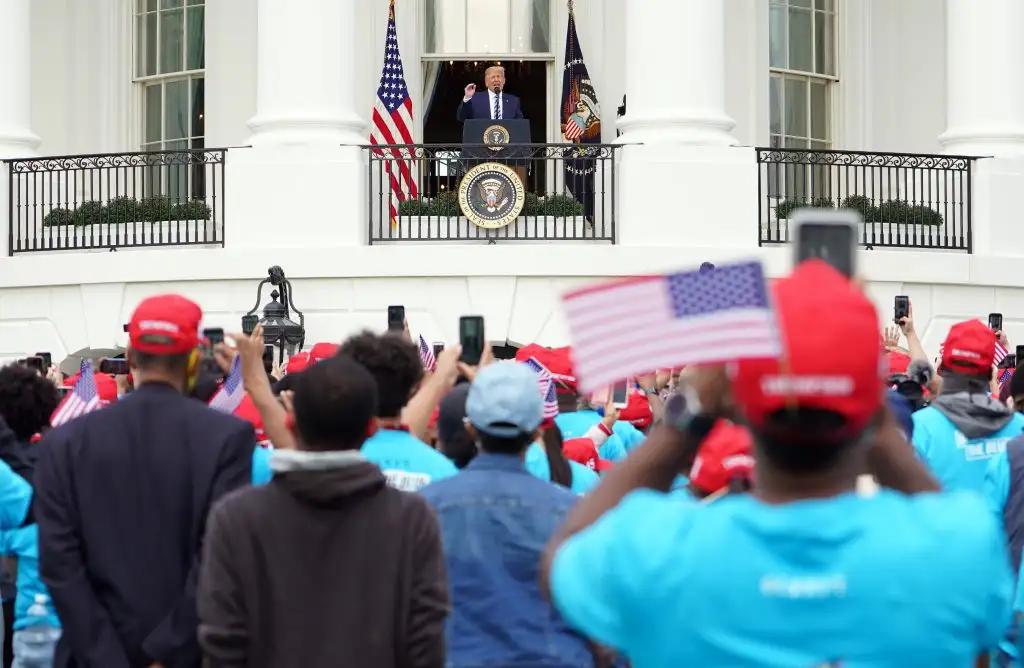 Trump sostuvo que se siente  genial y cuestionó a Joe Biden