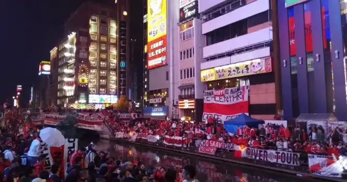 Gran banderazo de los hinchas de River en Japón