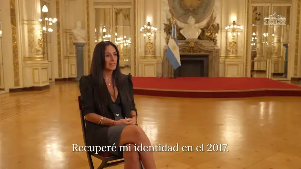 Miriam Fernández, hija de desaparecidos, brindó su testimonio en el video del Gobierno nacional.