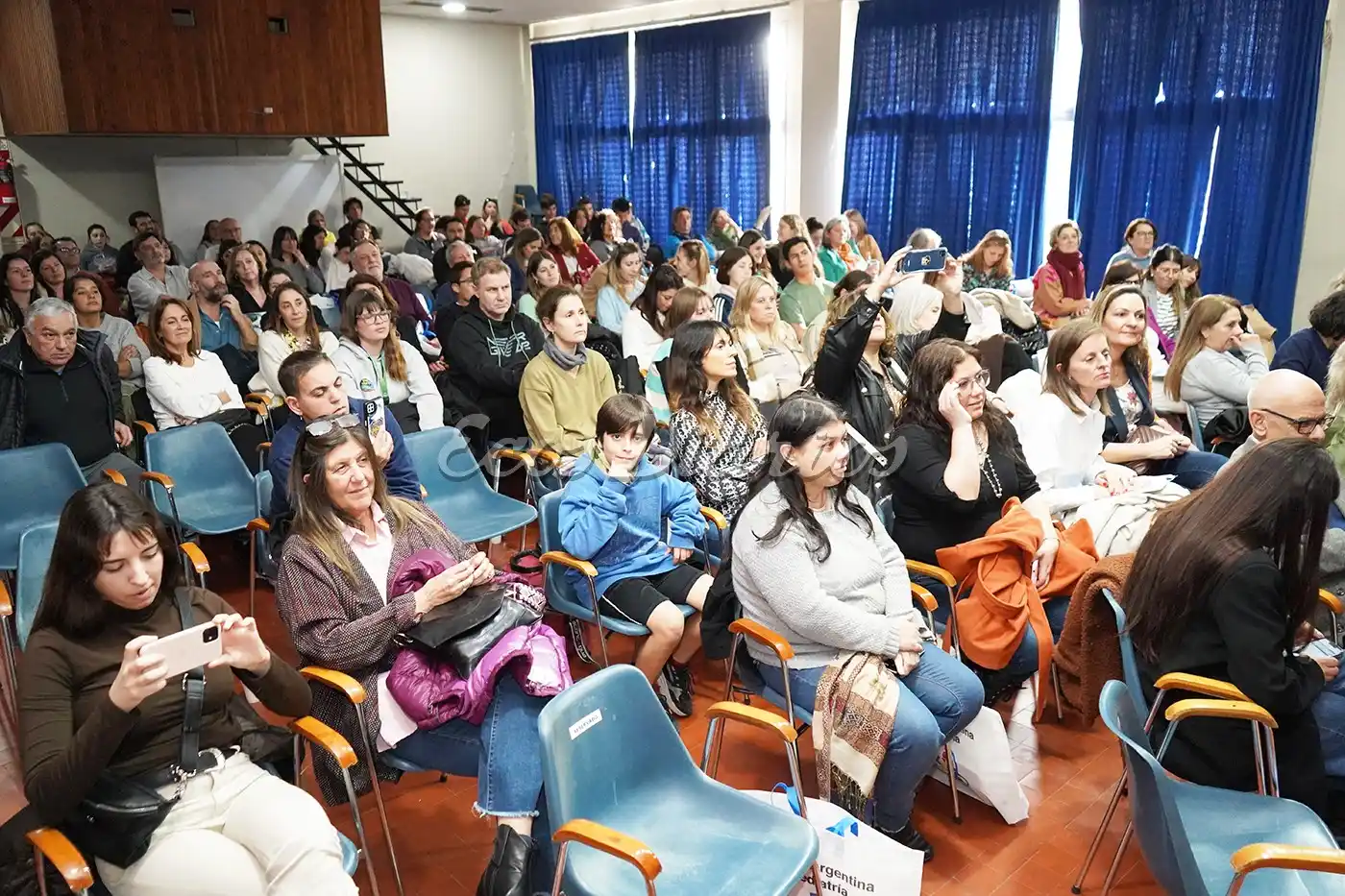Nutrida concurrencia hubo en la charla abierta de la tarde de ayer