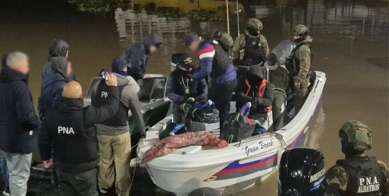 La operación en el río estuvo a cargo del Grupo Albatros de la Prefectura. Foto: PNA