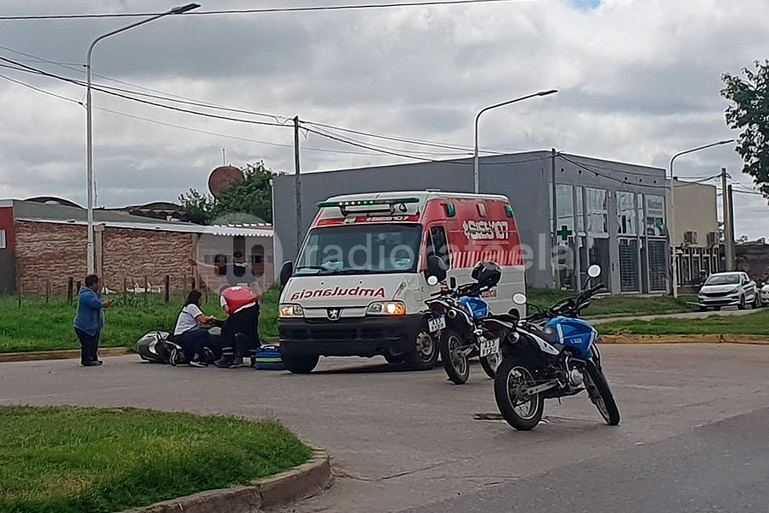 Una motociclista terminó lesionado tras un fuerte accidente en calle Fader