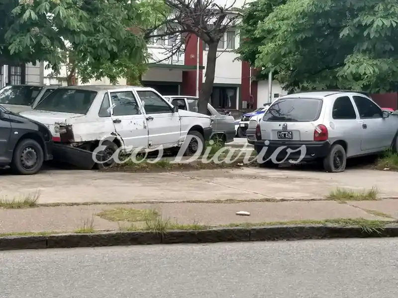 Se acumulan los autos secuestrados frente a la sede de la Departamental
