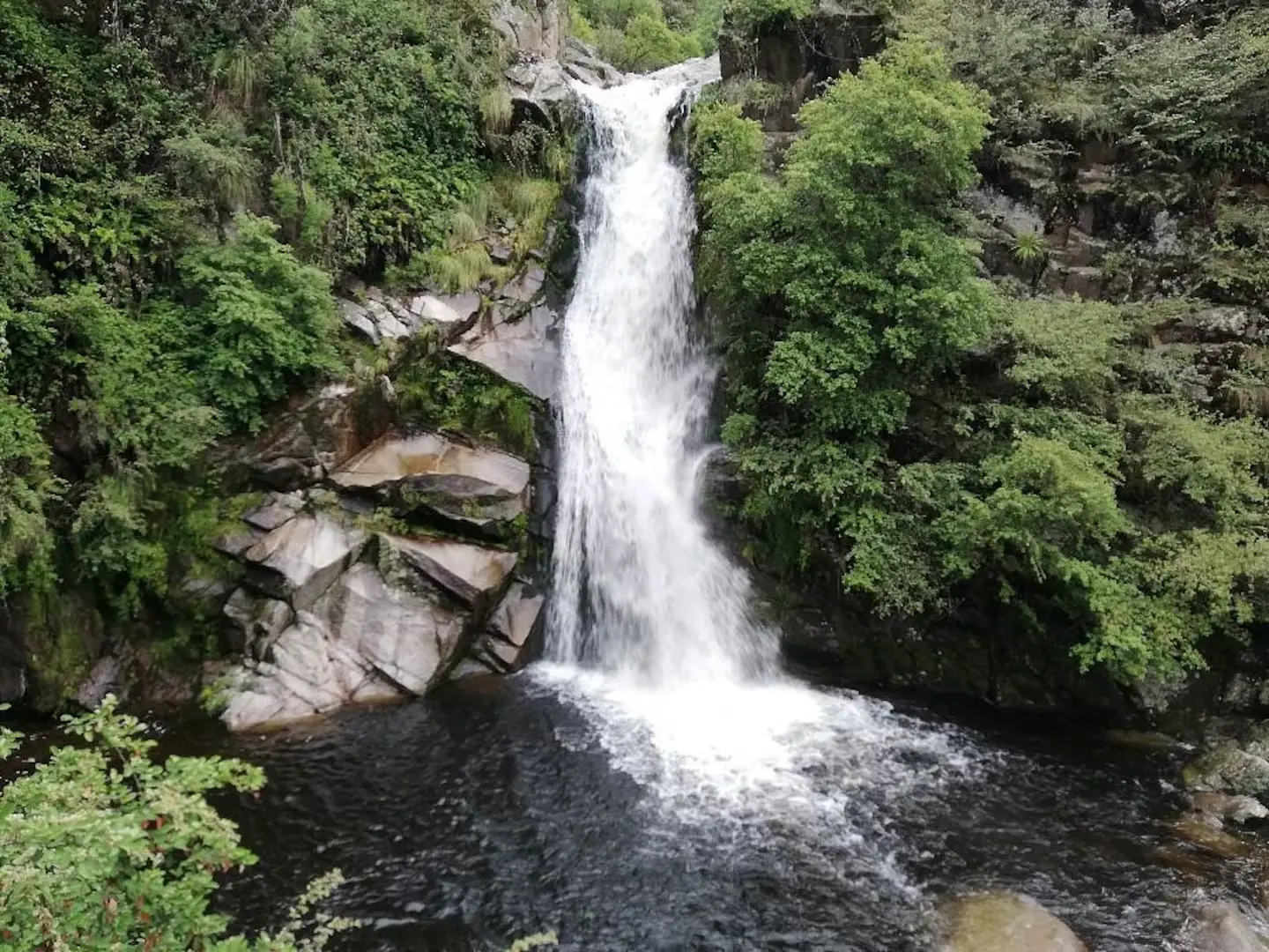 Un hombre murió ahogado tras ingresar a nadar a una cascada de La Cumbrecita