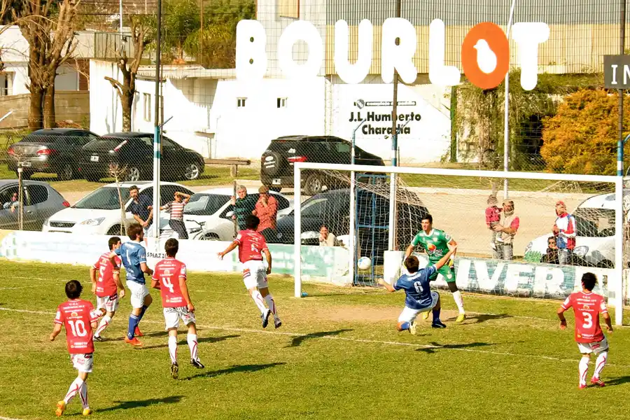 Deportivo goleó a Central Larroque y dejó los tres puntos en Urdinarrain