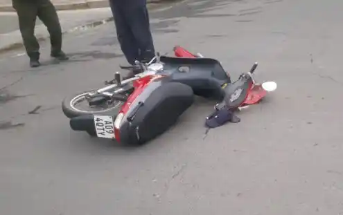 Un motociclista herido tras chocar una camioneta en Mitre y Pellegrini