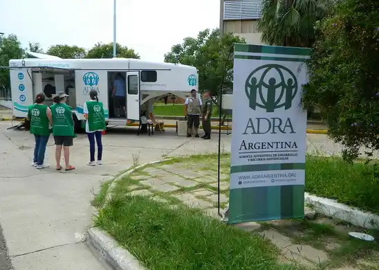 Intenso trabajo de la unidad de lavandería móvil para los evacuados