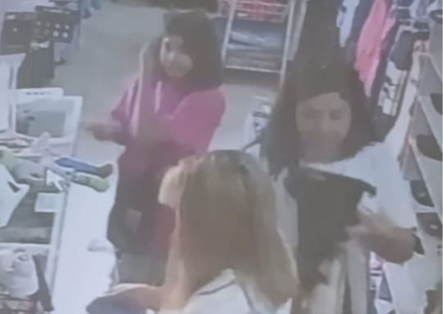 Mujer agarró celular ajeno