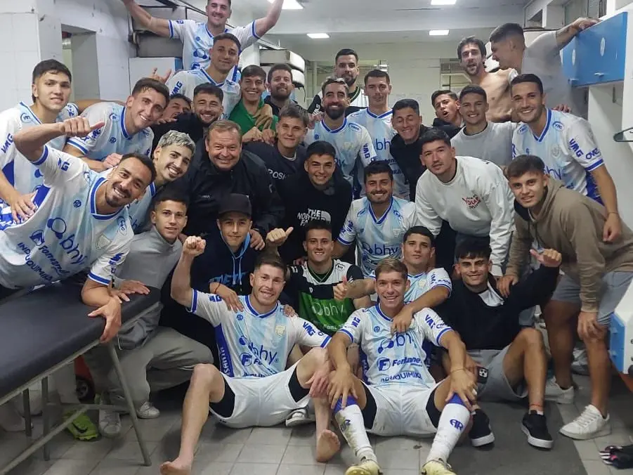 Festejo cremoso tras el triunfo 2 a 0 ante Boca Unidos en Rafaela. Foto:X de AR
