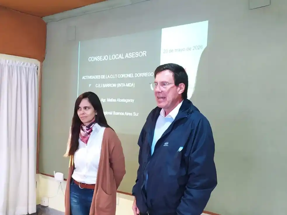 El intendente Juan Carlos Chalde habla junto a la directora de la Chacra de Barrow, Natalia Carrasco